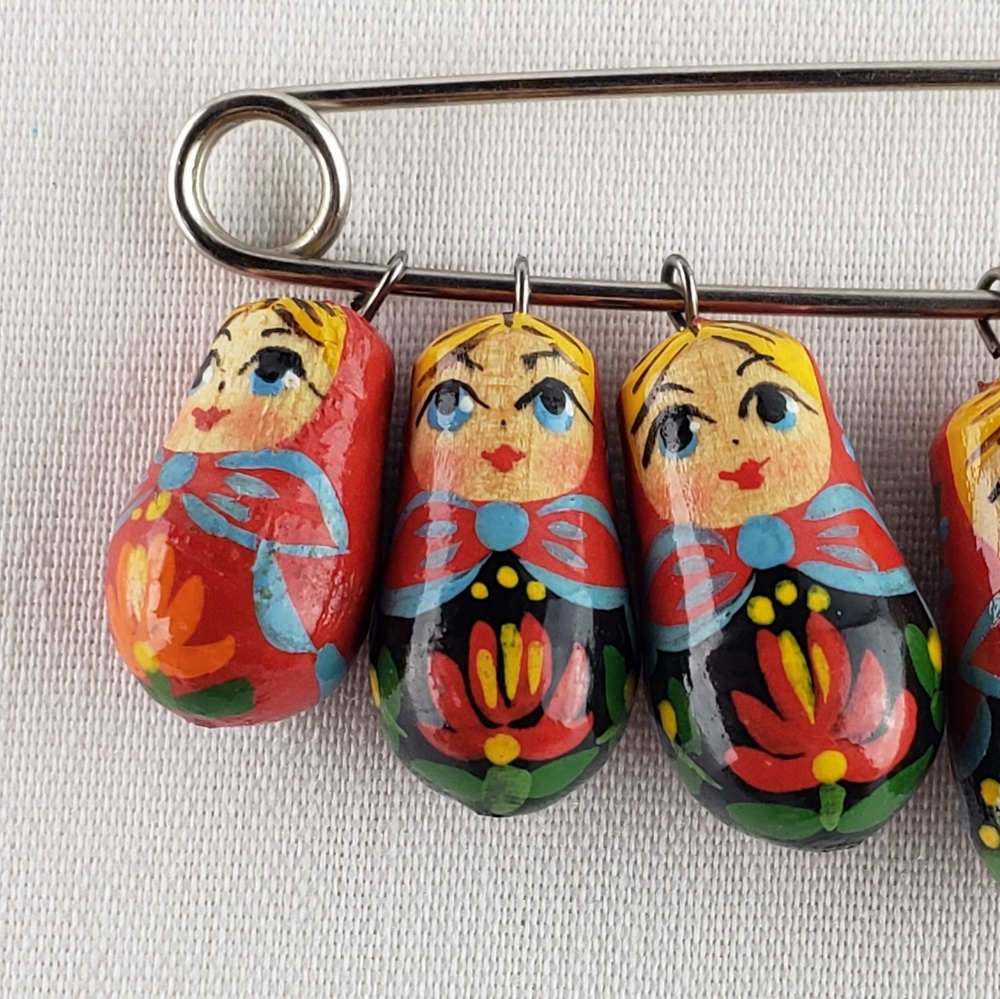 Vintage Russian Nesting dolls pin hand painted - Picture 4 of 4
